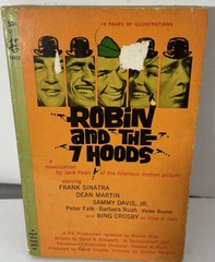 ROBIN & THE 7 HOODS Movie Tie In Vintage Paperback 1964 16 pages of photos